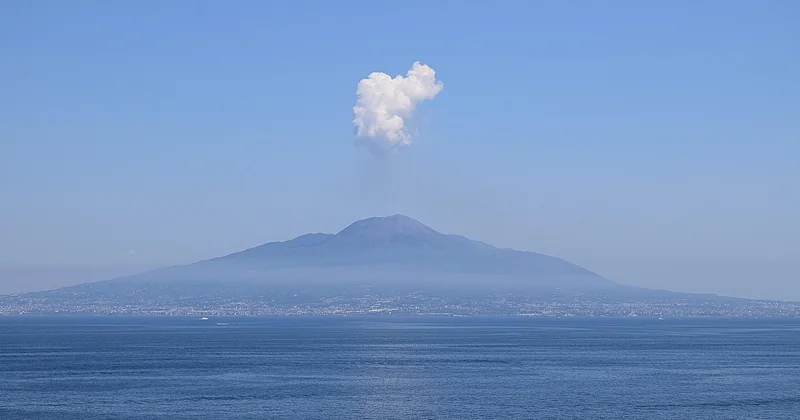 Etna et Vésuve : deux volcans, deux expériences opposées